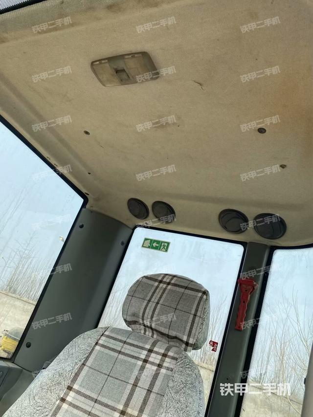 駕駛室頂部（整機外觀）