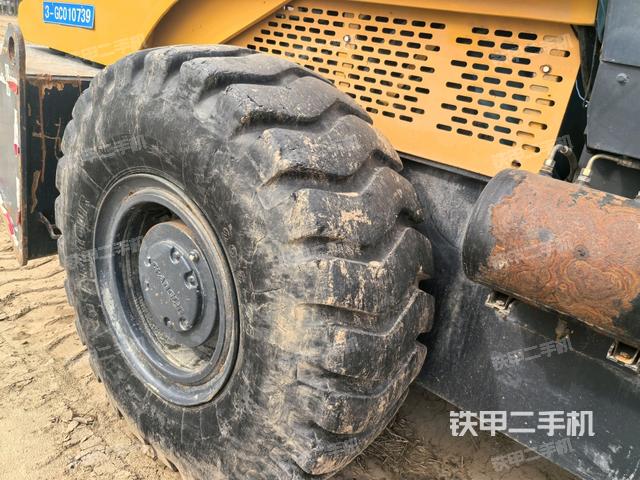 后輪左側(cè)全景（壓路機(jī)前后車架）