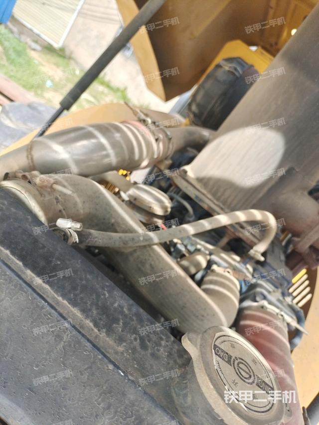 發(fā)動機右側(cè)全景（壓路機發(fā)動機艙）