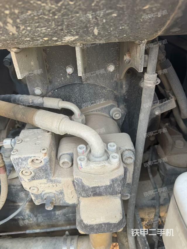 液壓泵艙室正面整體(整機外觀) 液壓泵艙室正面整體(整機外觀)