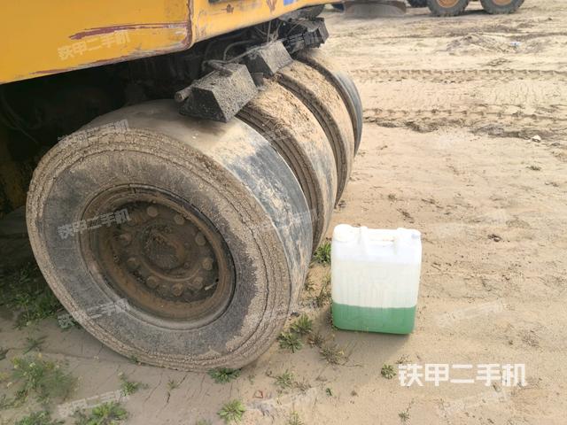 前車架正右側（壓路機前后車架）