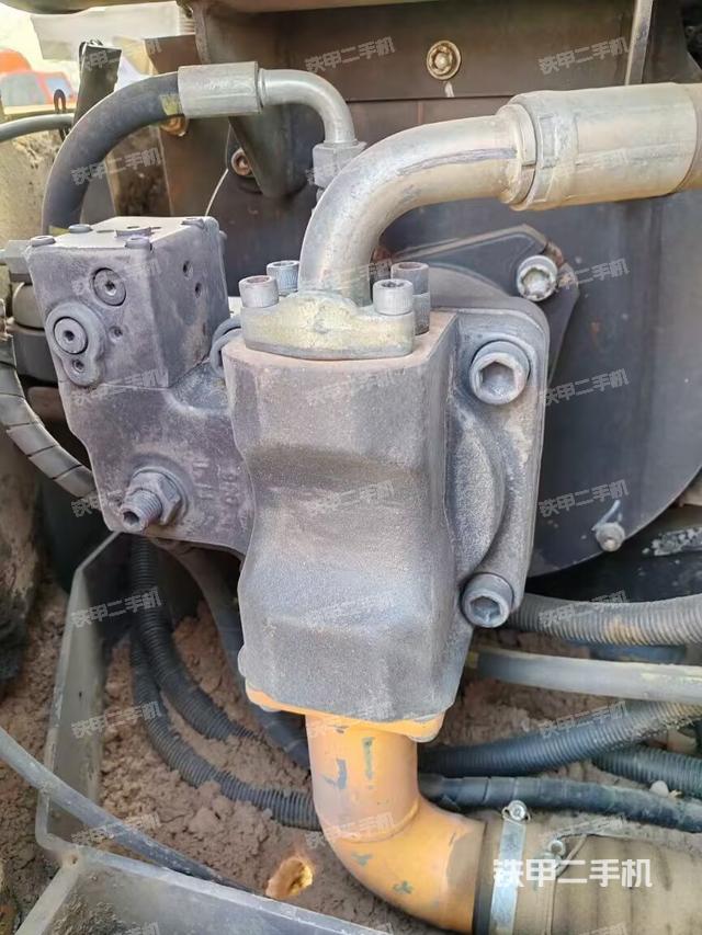 液壓泵艙室正面整體(整機外觀) 液壓泵艙室正面整體(整機外觀)