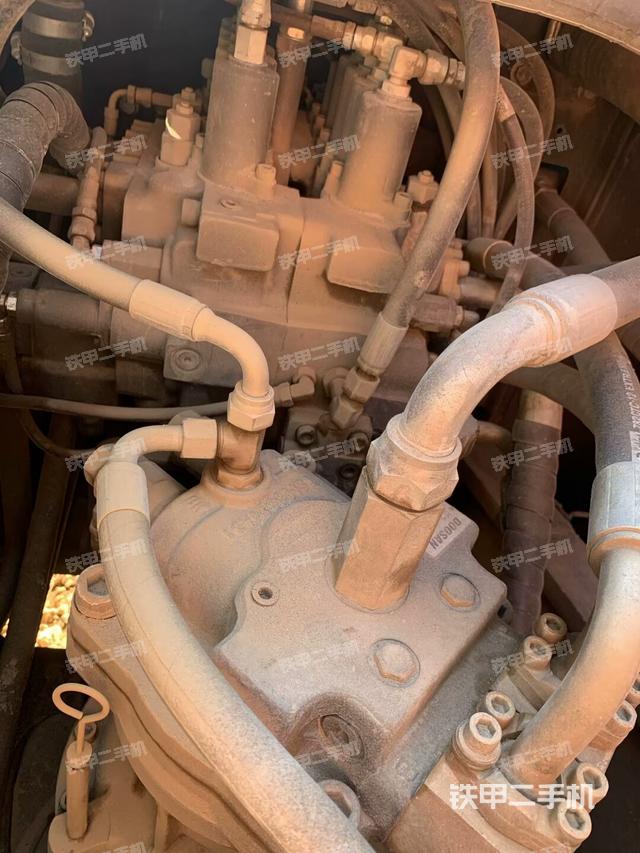 回轉(zhuǎn)馬達(dá)和主控閥(整機(jī)外觀) 回轉(zhuǎn)馬達(dá)和主控閥(整機(jī)外觀)