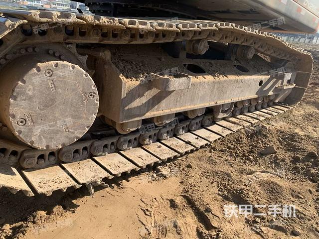 單側(cè)履帶整體(整機(jī)外觀) 單側(cè)履帶整體(整機(jī)外觀)