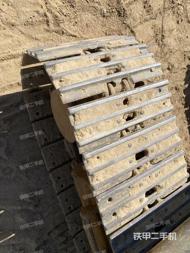 單側(cè)履帶整體(整機(jī)外觀) 單側(cè)履帶整體(整機(jī)外觀)