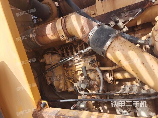 發(fā)動機右側(cè)全景（壓路機發(fā)動機艙）