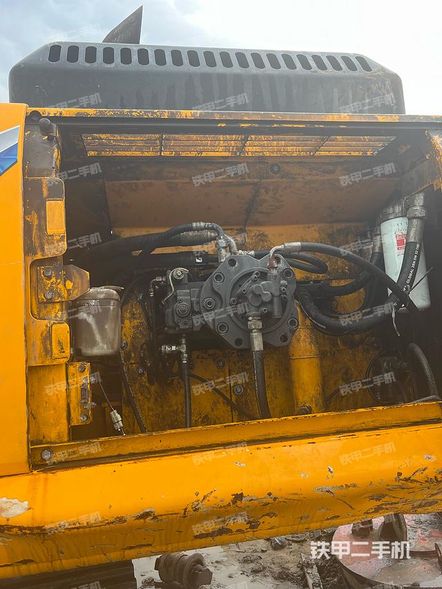 液压泵舱室正面整体（整机外观）