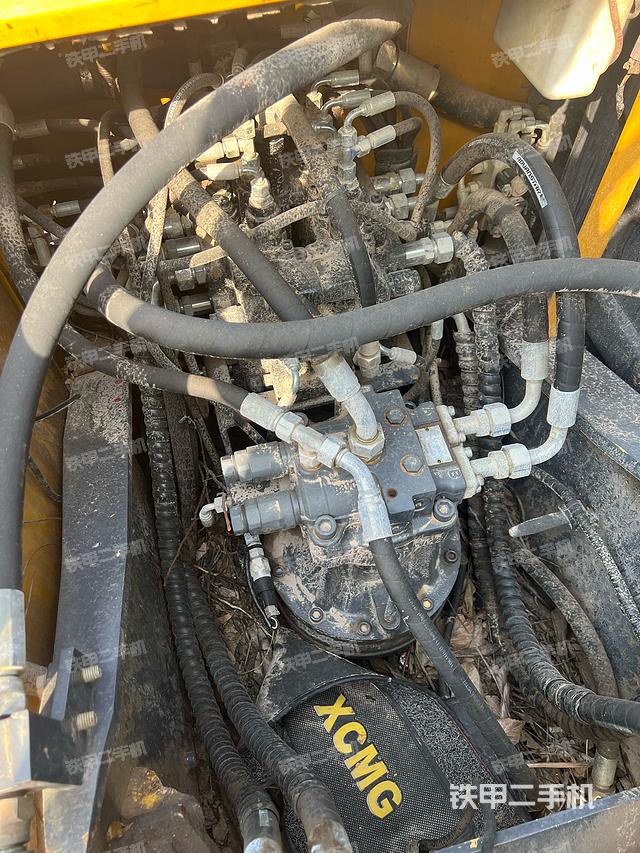 回转马达和主控阀（整机外观）