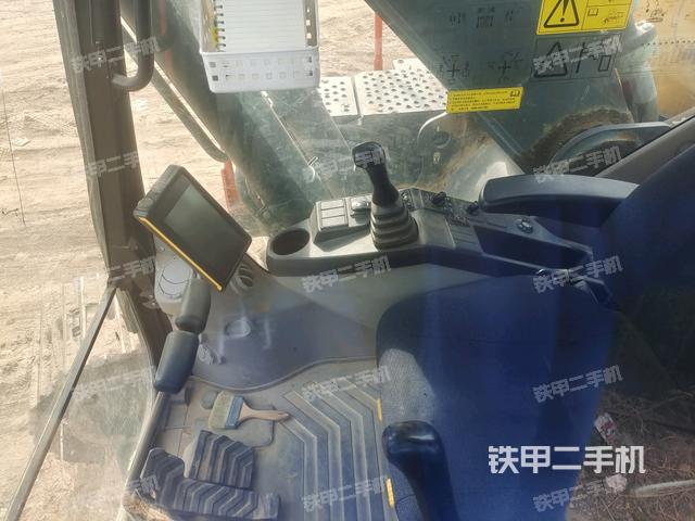 行走控制手柄和踏板?俯拍（駕駛室部分）