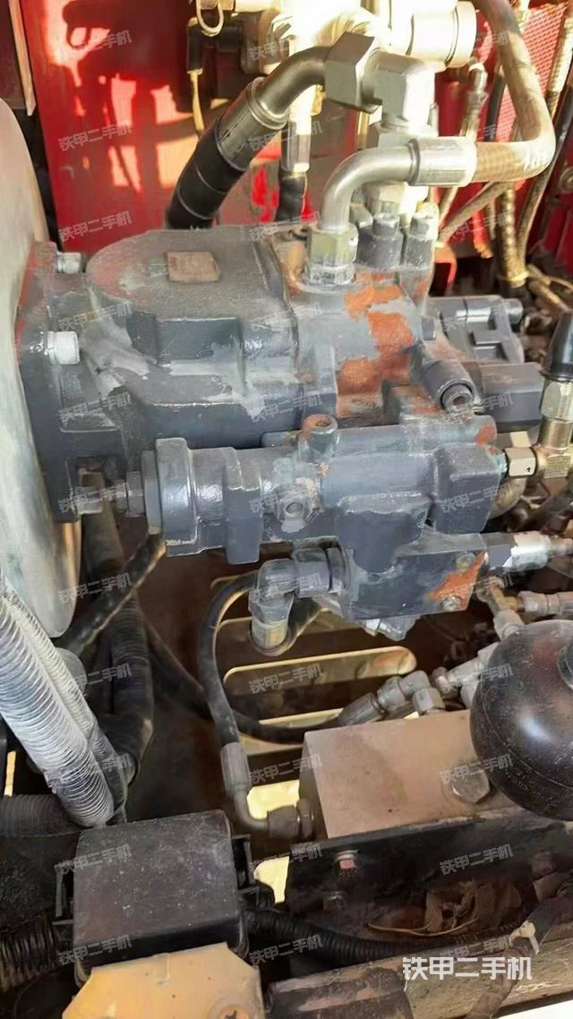液壓泵艙室正面整體(整機外觀) 液壓泵艙室正面整體(整機外觀)