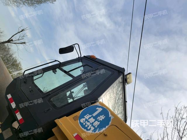 右側(cè)正面照（壓路機(jī)駕駛室）