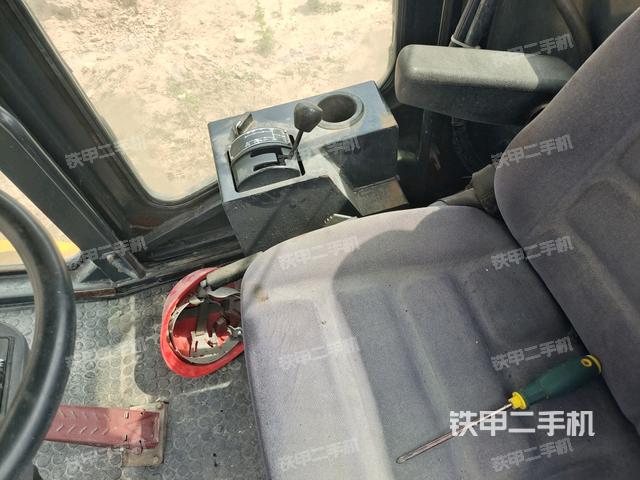 駕駛室側(cè)向上照全景（壓路機駕駛室）