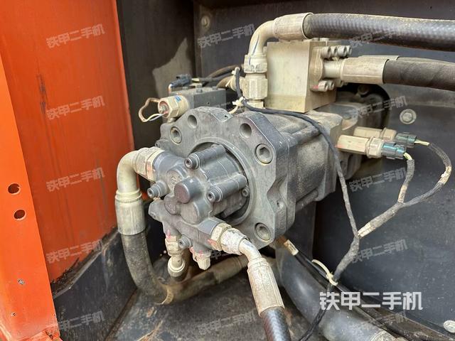 液压泵舱室正面整体（整机外观）