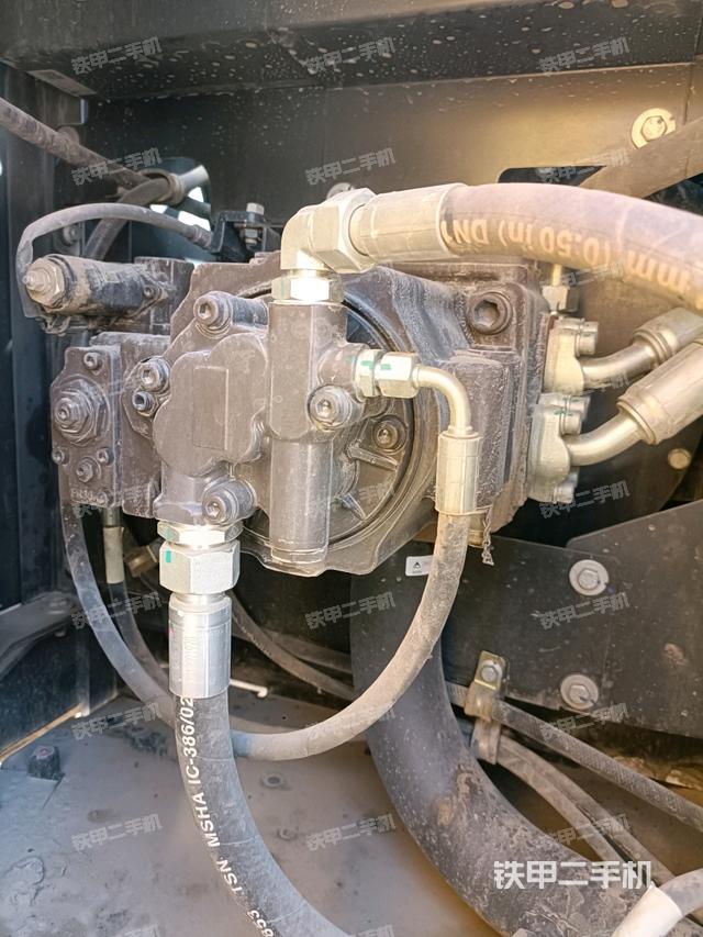 液壓泵艙室正面整體（整機外觀）