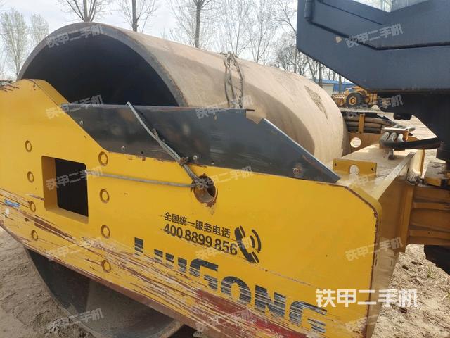 前輪右側(cè)減震塊連接及部件（壓路機(jī)前后車架）