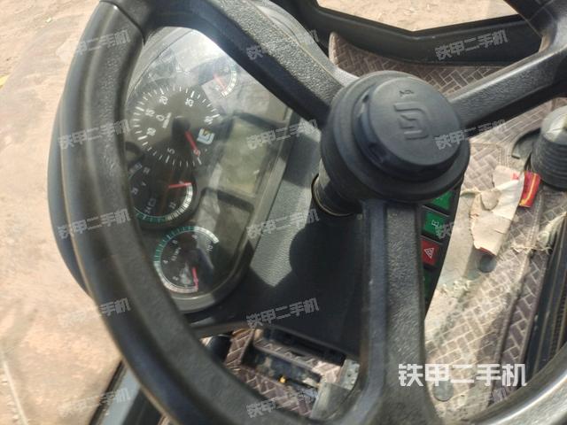 操作臺(tái)全景（壓路機(jī)駕駛室）