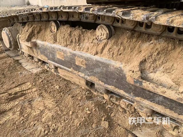 單側(cè)履帶整體(整機(jī)外觀) 單側(cè)履帶整體(整機(jī)外觀)