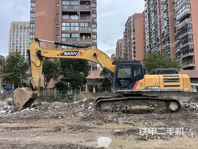 駕駛室頂部(整機(jī)外觀) 駕駛室頂部(整機(jī)外觀)