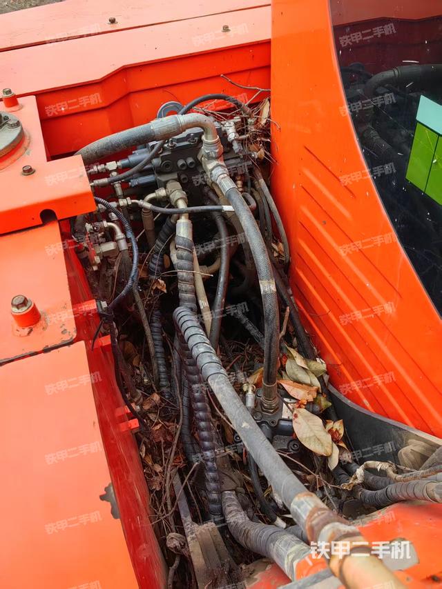 回转马达和主控阀（整机外观）