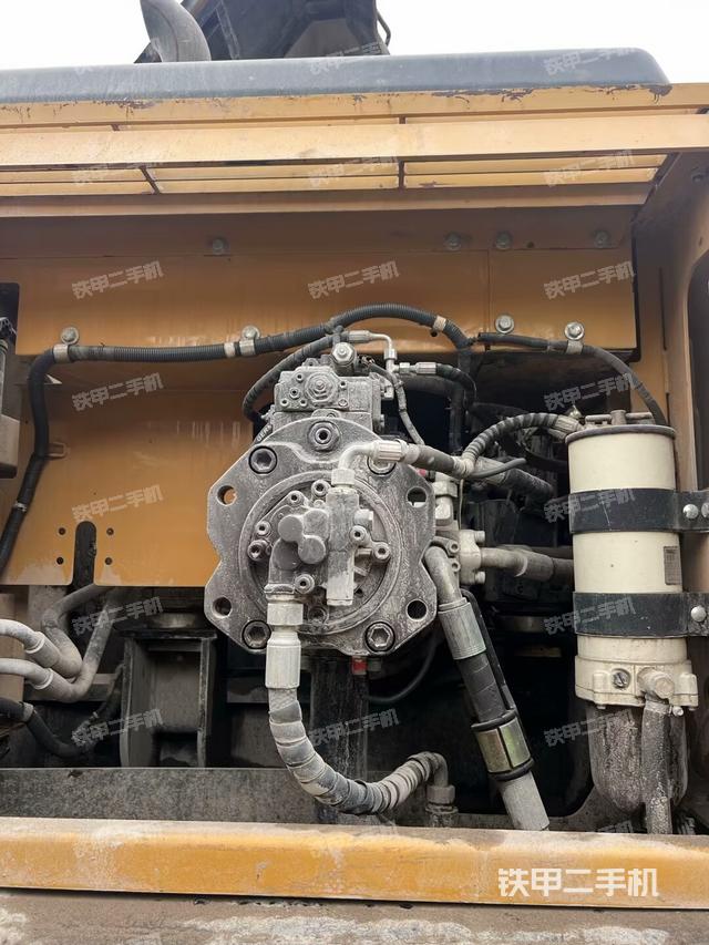 液壓泵艙室正面整體(整機(jī)外觀) 液壓泵艙室正面整體(整機(jī)外觀)