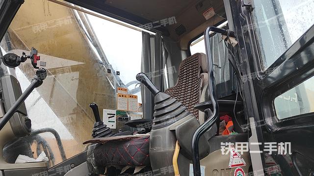 駕駛室整體(整機(jī)外觀) 駕駛室整體(整機(jī)外觀)