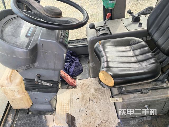 儀表盤全景（壓路機(jī)駕駛室）