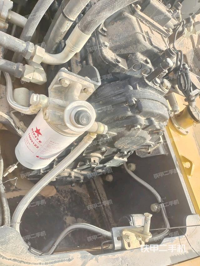 發(fā)動(dòng)機(jī)左側(cè)全景（壓路機(jī)發(fā)動(dòng)機(jī)艙）