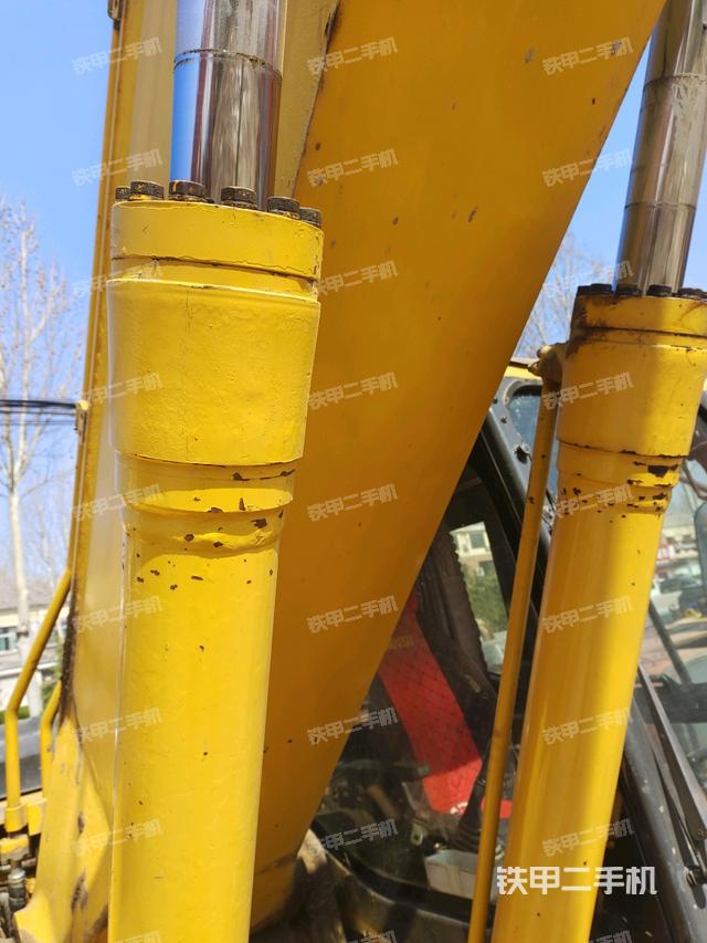 大臂油缸整体 竖拍（工作和回转装置）