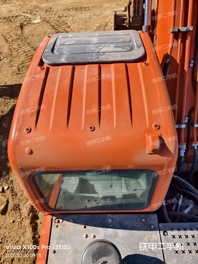 駕駛室頂部(整機(jī)外觀) 駕駛室頂部(整機(jī)外觀)