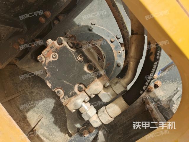 后輪左側(cè)全景（壓路機(jī)前后車架）