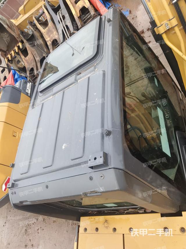 駕駛室頂部(整機(jī)外觀) 駕駛室頂部(整機(jī)外觀)