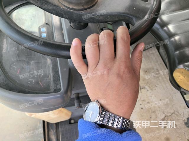 操作臺(tái)全景（壓路機(jī)駕駛室）