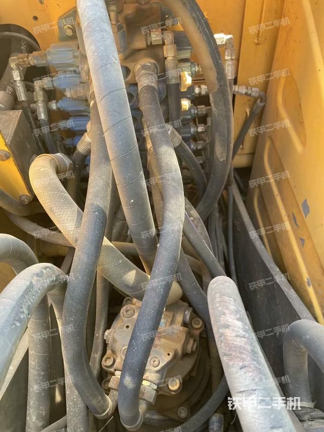 回轉(zhuǎn)馬達(dá)和主控閥(整機(jī)外觀) 回轉(zhuǎn)馬達(dá)和主控閥(整機(jī)外觀)