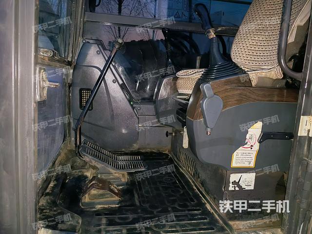 駕駛室頂部(整機(jī)外觀) 駕駛室頂部(整機(jī)外觀)