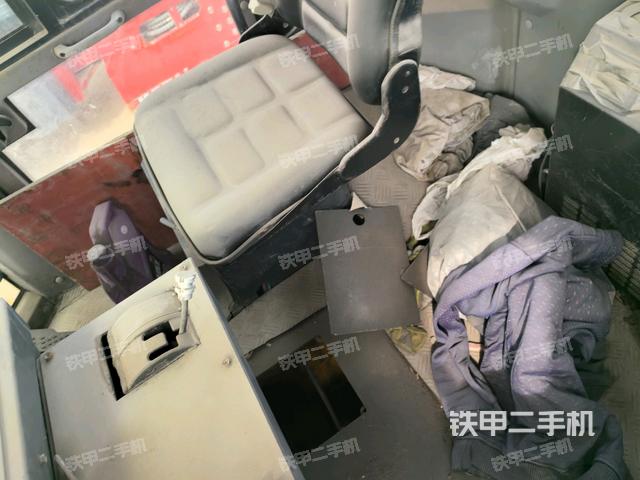 駕駛室頂蓬內(nèi)（壓路機駕駛室）