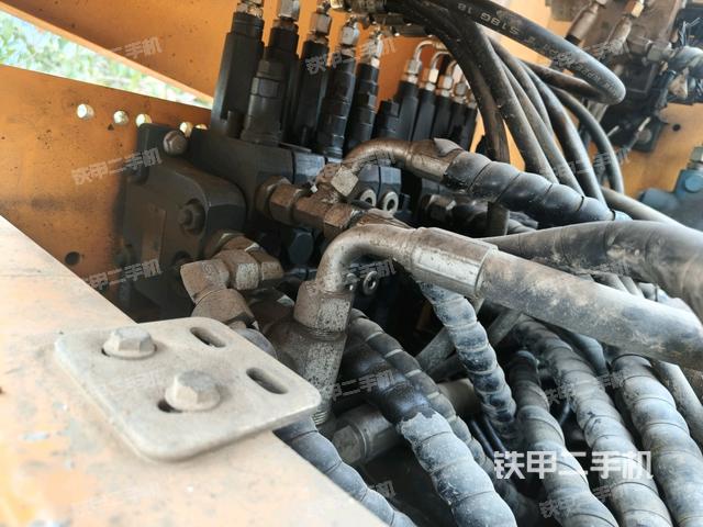 回轉(zhuǎn)馬達和主控閥（整機外觀）