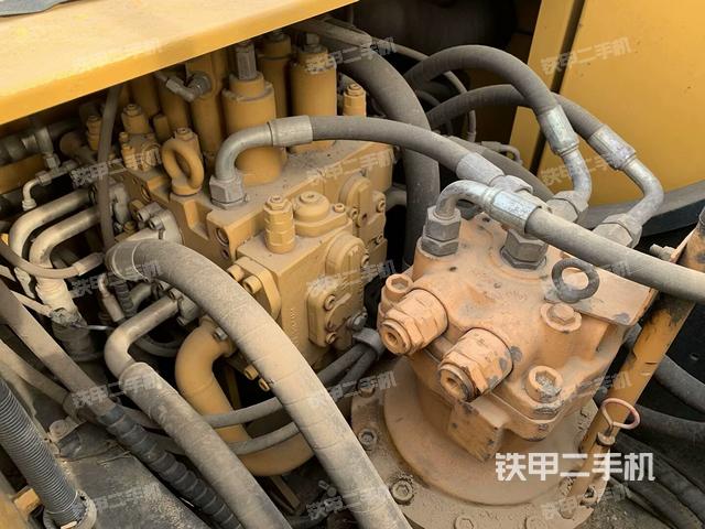 回轉(zhuǎn)馬達(dá)和主控閥(整機(jī)外觀) 回轉(zhuǎn)馬達(dá)和主控閥(整機(jī)外觀)