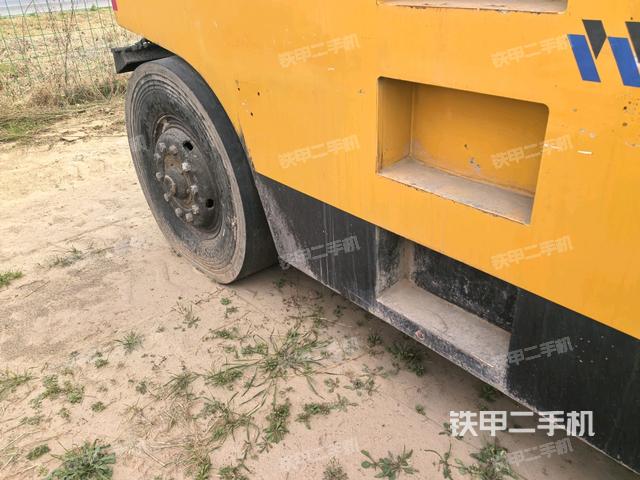 后輪右側全景（壓路機前后車架）