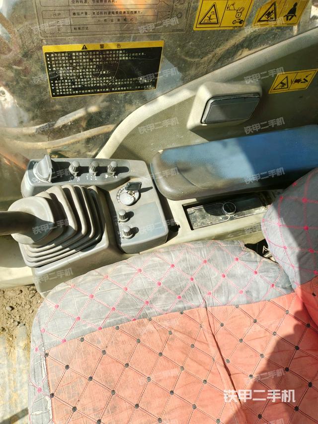 座椅右側(cè)控制臺/鑰匙門/油門/含右手柄(駕駛室部分) 座椅右側(cè)控制臺/鑰匙門/油門/含右手柄(駕駛室部分)