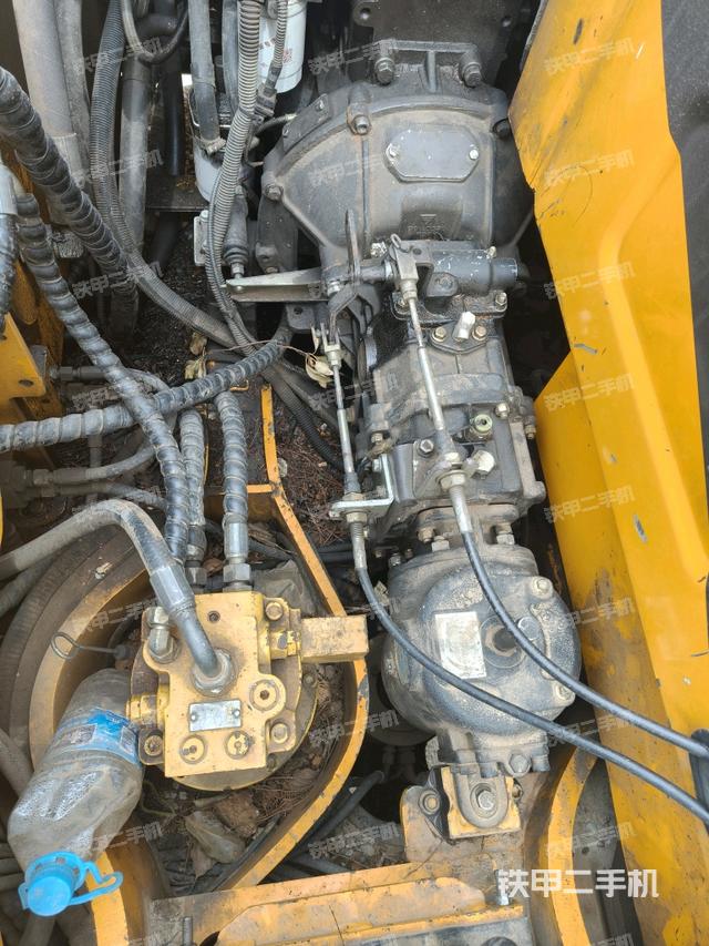 液壓泵艙室正面整體（整機外觀）