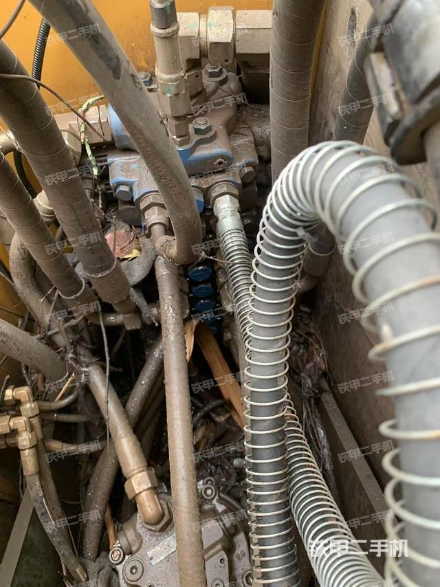 回轉(zhuǎn)馬達(dá)和主控閥（整機(jī)外觀）