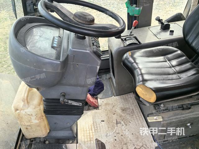 駕駛室側(cè)向上照全景（壓路機(jī)駕駛室）