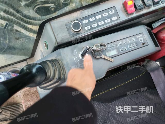 座椅右側控制臺/鑰匙門/油門/含右手柄（駕駛室部分）