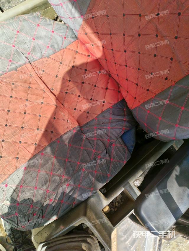 座椅左側(cè)控制臺/音響/含左手柄(駕駛室部分) 座椅左側(cè)控制臺/音響/含左手柄(駕駛室部分)