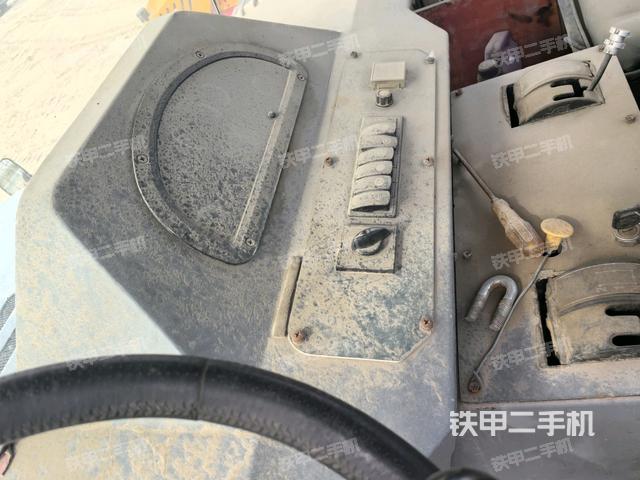 操作臺全景（壓路機駕駛室）