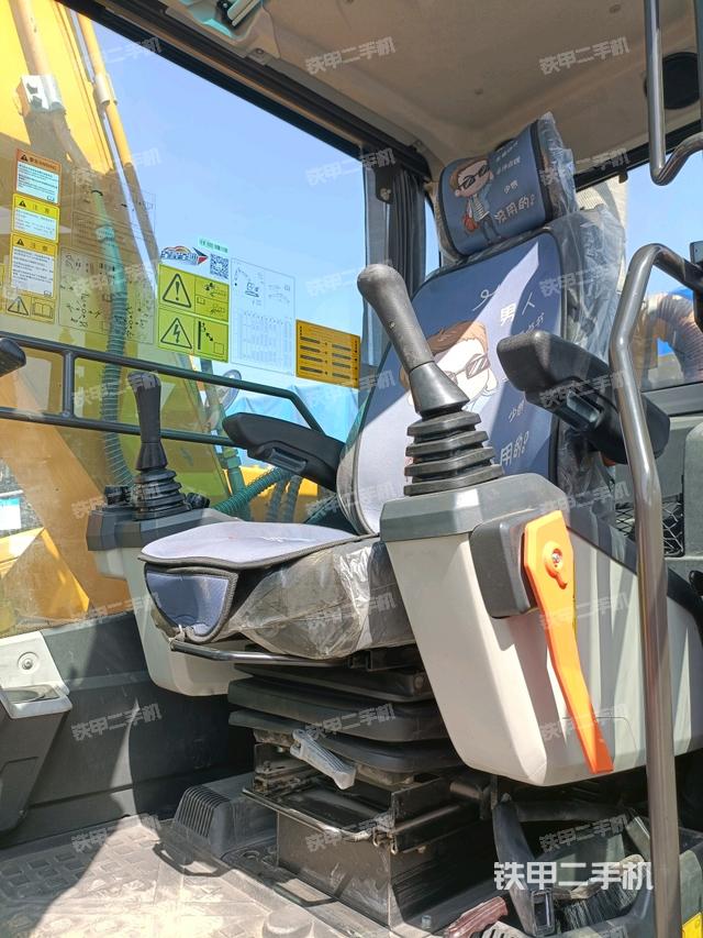 駕駛室整體（整機外觀）