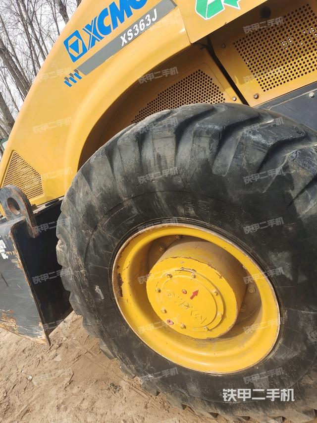 后輪右側(cè)全景（壓路機(jī)前后車架）