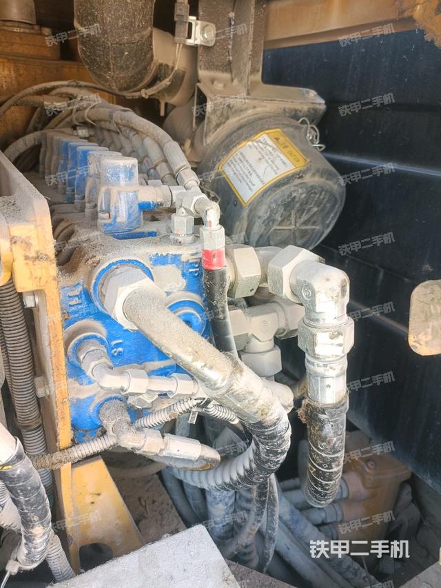 回轉(zhuǎn)馬達(dá)和主控閥（整機(jī)外觀）