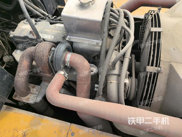 發(fā)動機上部全景（壓路機發(fā)動機艙）