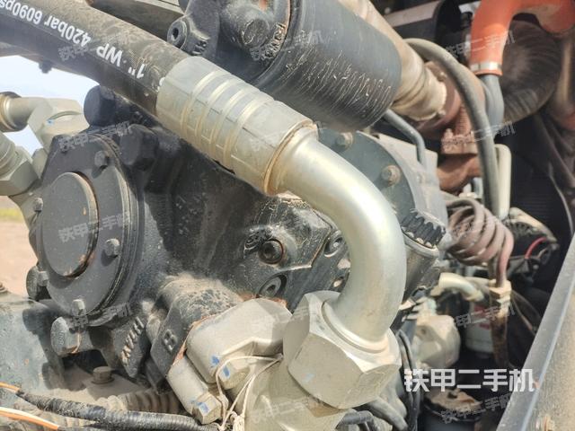 分動(dòng)箱或變速箱（壓路機(jī)發(fā)動(dòng)機(jī)艙）